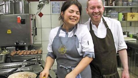Stefan Beiter, Küchenchef in der "Goldenen Traube", nimmt Abschied und zunächst eine Auszeit. Noch im November bestritt er mit vier Kolleginnen (hier Maria Groß aus Erfurt) das "Gipfeltreffen der Sterneköche" in der "Traube". Foto: Simone Bastian/CT-Archiv