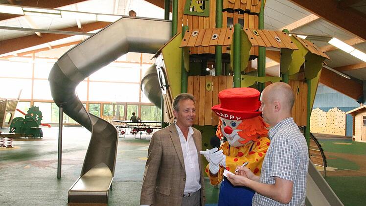Kinder als Zuschauer und Haus-Clown "Happy" als Mikrofonhalter: Redakteur Ralf Ruppert (rechts) sprach in launiger Atmosphäre mit Hans Markwalder, Direktor des Hotels Sonnenhügel. Foto: Sebastian Elsässer