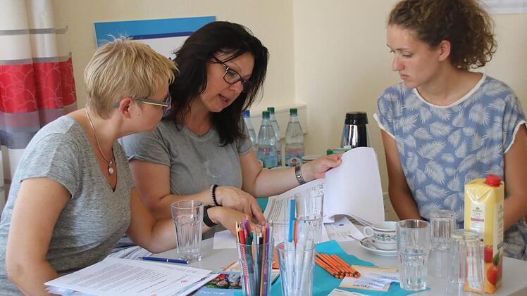 Isabella Haderlein und Hanne Hetzel vom Jugendmigrationsdienst stellen der Bundstagsabgeordneten Sabine Dittmar (von rechts) die Inhalte ihrer Arbeit vor und hoffen auf den Einsatz der SPD-Politikern in Berlin. Foto: Lisa Kieslinger