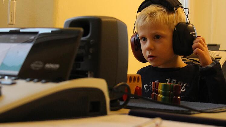 Der vierjährige Lennox konzentriert sich auf den Hörtest beim Gesundheitsamt. Foto: Christian Bauriedel