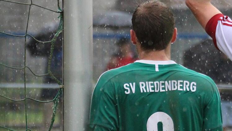 Nicht nur symbolisch standen die Riedenberger im Regen im Rückspiel gegen Rannungen, als ein 2:2 zu wenig war nach dem 1:3 im Hinspiel. Zum letzten Akt in Wülfershausen gegen Hettstadt soll für die Rhöner wieder die Sonne scheinen. Foto: Sebastian Schmitt