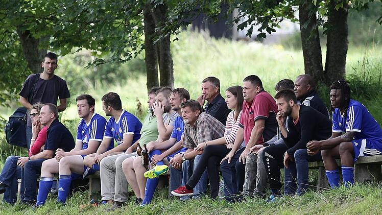 Die Auswechselbank der TSG lag im Schatten.