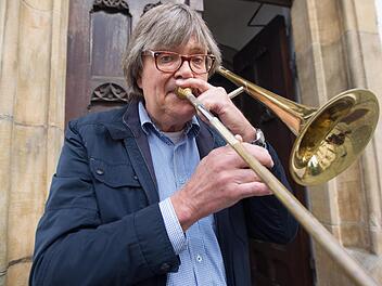 Professor Harry Ries spielt mit seiner 100 Jahre alten Posaune in Bad Staffelstein. "Es ist mein Lieblingsinstrument, und ich werde es auch am 1. Oktober hier im Konzert spielen", sagt er.  Tim Birkner