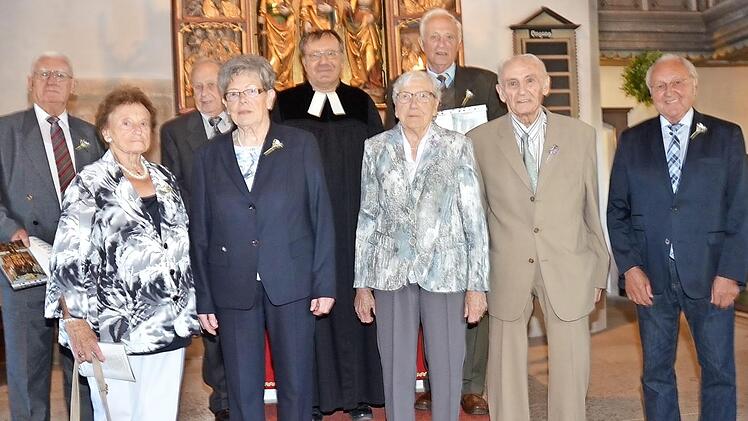 Sie feierten Eichen-, Kronjuwelen- und Gnaden-Jubelkonfirmation. Mit im Bild Pfarrer Michael Foltin (Mi.)