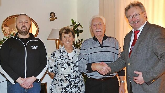 Zahlreiche Gratulanten kamen zum 80. Geburtstag von Harald Suffa-Pyrites. Links Sohn Udo und Ehefrau Helga Suffa-Pyrites sowie B&uuml;rgermeister Hans Pietz (rechts).  Foto: K.- H. Hofmann