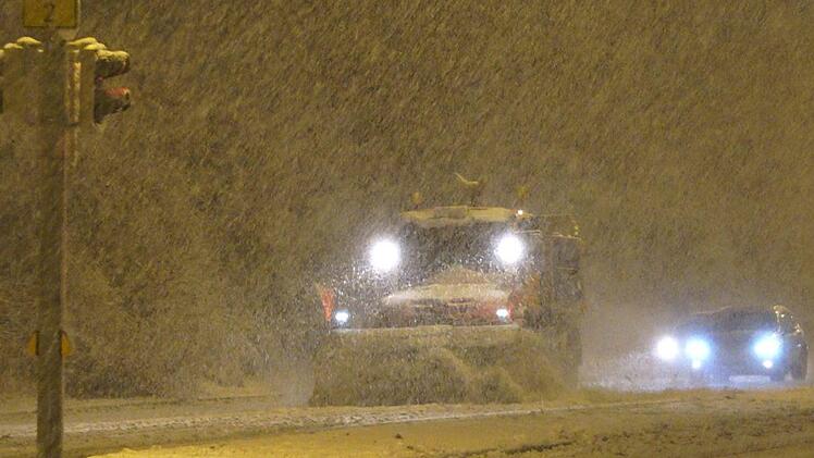 Starker Schneefall sorgte für ein Chaos in Mittelfranken. Am Donnerstag sowie in der Nacht auf Freitag war die Feuerwehr 315 Mal im Einsatz. Foto: NEWS5/Grundmann