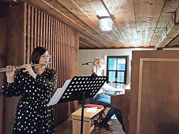 Mit weihnachtlichen Weisen verschönerten Paula Smettane mit ihrer Querflöte und Ingrid Renk mit der Orgel die Christvespern am Heiligen Abend in der St. Johanniskirche in Steinwiesen. Foto: Susanne Deuerling