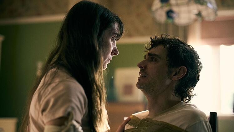 Together - Unzertrennlich Alison Brie und Dave Franco sind privat verheiratet und spielen auch in "Together" ein Ehepaar.