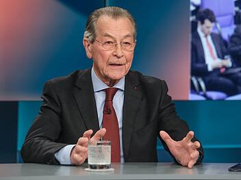 Die Rentenreformpläne seien eine fehlgeleitete Debatte, kritisierte Franz Müntefering: "Fragt zu Hause die Wählerinnen und Wähler. Macht, was sie sagen", forderte er.