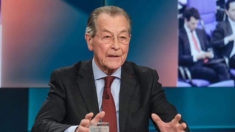 Die Rentenreformpläne seien eine fehlgeleitete Debatte, kritisierte Franz Müntefering: "Fragt zu Hause die Wählerinnen und Wähler. Macht, was sie sagen", forderte er.