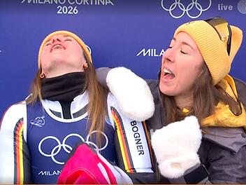 "Aaaah, wie knapp!" Der Moment, in dem Emma Aicher (links) und Kira Weidle-Winkelmann erfahren, dass sie nicht Gold in der Teamkombination gewinnen werden. Aber: Am Ende freuten sie sich &uuml;ber Silber.