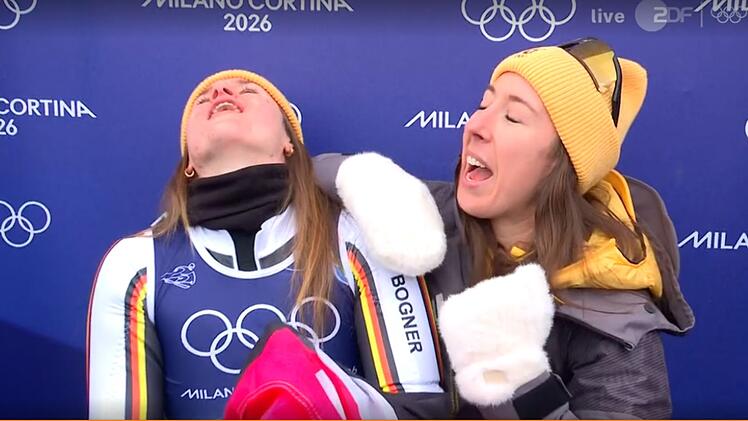 "Aaaah, wie knapp!" Der Moment, in dem Emma Aicher (links) und Kira Weidle-Winkelmann erfahren, dass sie nicht Gold in der Teamkombination gewinnen werden. Aber: Am Ende freuten sie sich &uuml;ber Silber.