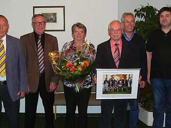 Sie verlassen den Gemeinderat Untersteinach (von links): Bürgermeister Heinz Burges, Peter Schuberth, Christine Gabeli, Werner Ramming, Wolfgang Wagner und Christian Lotter. Foto: Klaus-Peter Wulf