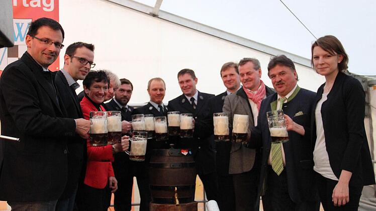 Ein Prost auf den Gemeinde-Feuerwehrtag 2015 in Großenhül. Foto: Katharina Müller-Sanke