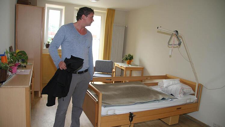 Im Seniorenheim Marktleugast gibt es Zweibett- und Einbettzimmer. Die Bewohner können selbst Möbel mitbringen, nur das Pflegebett gehört zum Pflicht-Inventar, zeigt Pflegedienstleiter Stefan Tippner. Foto: Sonja Adam