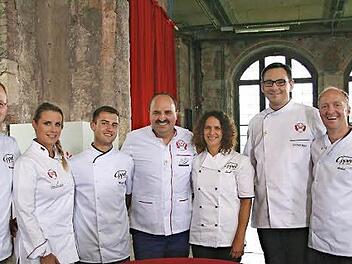 Die Naturbäckerei Oppel aus Untersteinbach nahm an Johann Lafers Wettbewerb "Deutschlands beste Bäcker" teil. Wie das gelaufen ist, ist heute ab 15.05 Uhr im ZDF zu sehen. Unser Bild zeigt Bäckermeister Michael Oppel (rechts), seine Ehefrau Sandra (Dritte von rechts), ihre beiden Bäckermeister Markus Schneider und Michael Karbacher mit Johann Lafer (Mitte) und seinem Jurorenteam.  Foto: privat