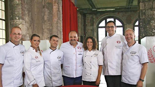 Die Naturbäckerei Oppel aus Untersteinbach nahm an Johann Lafers Wettbewerb "Deutschlands beste Bäcker" teil. Wie das gelaufen ist, ist heute ab 15.05 Uhr im ZDF zu sehen. Unser Bild zeigt Bäckermeister Michael Oppel (rechts), seine Ehefrau Sandra (Dritte von rechts), ihre beiden Bäckermeister Markus Schneider und Michael Karbacher mit Johann Lafer (Mitte) und seinem Jurorenteam.  Foto: privat