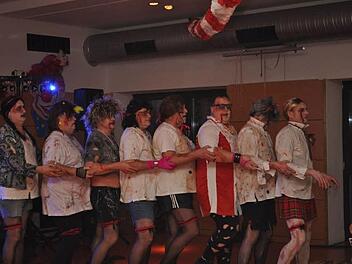 Das Männerballett aus Kleinsendelbach begeisterte die Zuschauer.  Foto: Petra Malbrich