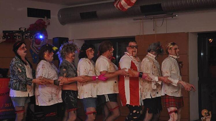 Das Männerballett aus Kleinsendelbach begeisterte die Zuschauer.  Foto: Petra Malbrich