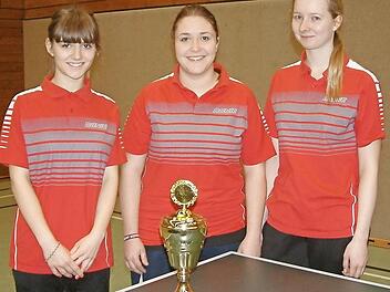 Das Damen-Trio des SV Fischbach II wurde oberfränkischer Vize-Pokalsieger der Kreisliga-Teams: (von links) Corinna Merkert, Melanie Tittel und Lara-Luisa Vießmann. Foto: Hans Franz