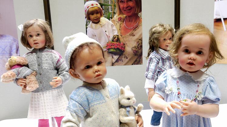 Figuren aus der Polymermasse "Cernit" prägen das Werk von Sissel Bjørstad Skille, die gestern Abend für ihr Gesamtwerk mit dem "Max-Oscar-Arnold-Kunstpreis" der Stadt Neustadt ausgezeichnet worden ist. Foto: Berthold Köhler