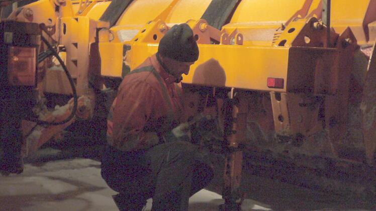 Mit dem Winterdienst auf nächtlicher Fahrt durch den Landkreis CoburgFoto: Berthold Köhler