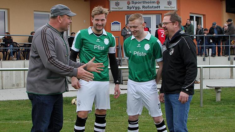 Der neue Trainer Peter Heppt (links) gibt seinem Kapitän Andreas Bauerschmitt und Torjäger Sebastian Baumgartl (von links) die letzten Tipps für das Spiel; rechts Vorsitzender Uwe Pappenheimer.