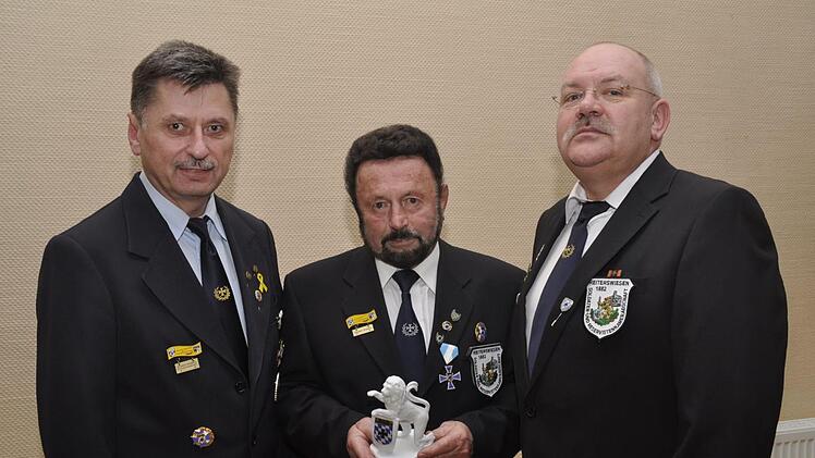Er ist die gute Seele der Soldaten- und Reservistenkameradschaft Reiterswiesen: Hermann Kiesel (Mitte). Für sein Lebenswerk zeichneten ihn der stellvertretende Kreisvorsitzender des BSB, Klaus Lutz (links) und Vereinsvorsitzender Armin Deubert (rechts) mit dem Ehren-Löwen des Bayerischen Soldatenbundes aus. Peter Klopf