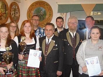 Ehrungen standen beim Sebastianstag bei den Oberleichtersbacher Schützen an (von links): Kim Hofmeister, Lucy Bös, Jenny Bös, Stephan Dunkel, Richard Schipper, Sportleiter Matthias Beck, Leonhard Raschig, Schützenmeister Bruno Bös und Christin Müller. Foto: Wolfgang Saam