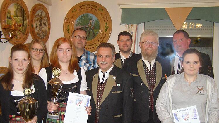 Ehrungen standen beim Sebastianstag bei den Oberleichtersbacher Schützen an (von links): Kim Hofmeister, Lucy Bös, Jenny Bös, Stephan Dunkel, Richard Schipper, Sportleiter Matthias Beck, Leonhard Raschig, Schützenmeister Bruno Bös und Christin Müller. Foto: Wolfgang Saam
