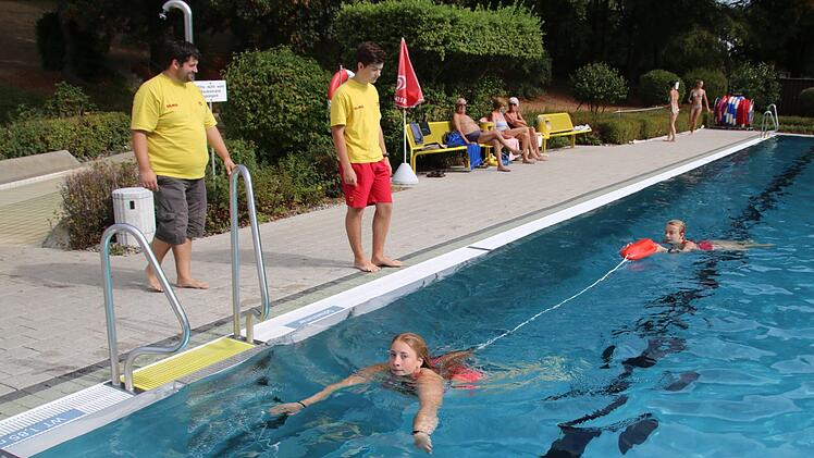 Im Burgkunstadter Freibad Kunomare trainieren die Wasserretter der DLRG im Sommer. Hier achten Thomas Schneider (links) und Jannis Trinkwalter darauf, dass die Retter im Wasser gut ausgebildet werden.Matthias Einwag