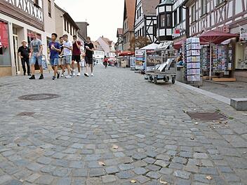 Historisches Bogenpflaster wie in der östlichen Hauptstraße (Fußgängerzone) lässt sich nicht einfach mal so bearbeiten. Deshalb will die Stadt mit einer barrierefreien Lösung noch warten.  Foto: Bernhard Panzer