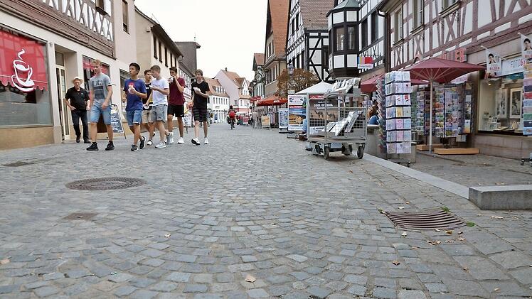 Historisches Bogenpflaster wie in der östlichen Hauptstraße (Fußgängerzone) lässt sich nicht einfach mal so bearbeiten. Deshalb will die Stadt mit einer barrierefreien Lösung noch warten.  Foto: Bernhard Panzer