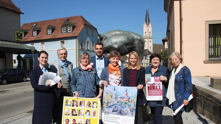 Die Initiatoren der Malertage präsentieren sich vor einem Motiv, dem Eber und der Nikolauskirche (v. l.): Bürgermeisterin Christiane Meyer, Manfred Franze, Angelika Theiler, Andreas Kirchner, Karin Dietel, Annika Eckert, Gabi Thaller-Rauch und Christel Gollner.  Foto: Josef Hofbauer