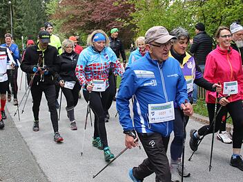 Über 120 Nordic-Walker begaben sich auf den drei angeboten Strecken in Höhn.  Fotos: Michael Stelzner