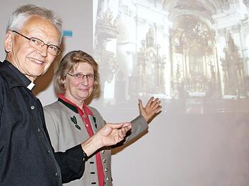Am mittwochabendlichen Programmpunkt zum Weihejubiläum hatten Pfarrer Hans-Werner Alt und sein Gast, Kunsthistorikerin Uta Hengelhaupt, selbst viel Freude. Foto: Markus Häggberg