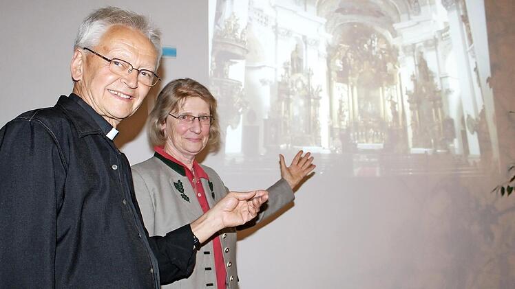 Am mittwochabendlichen Programmpunkt zum Weihejubiläum hatten Pfarrer Hans-Werner Alt und sein Gast, Kunsthistorikerin Uta Hengelhaupt, selbst viel Freude. Foto: Markus Häggberg