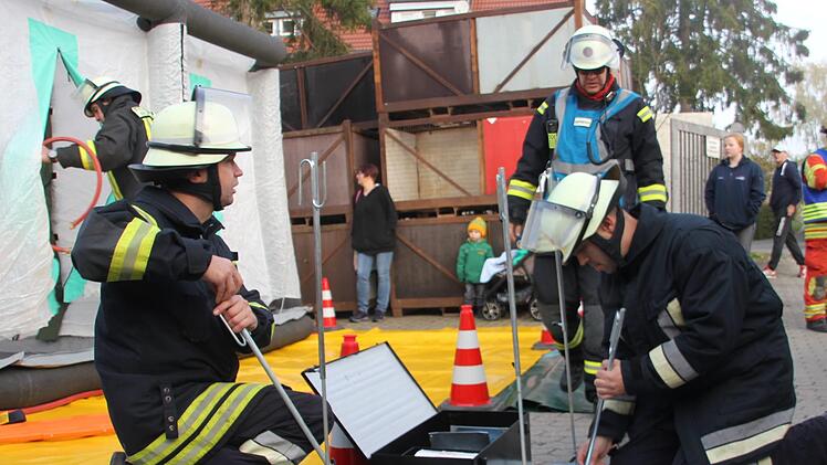 Feuerwehrkräfte beim Aufbau erforderlicher Gegenstände für den Einsatz.