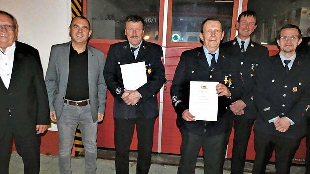 Verdiente langj&auml;hrige Feuerwehrdienstleistende der Feuerwehr Hegnabrunn zeichnete stellvertretender Landrat Dieter Schaar mit dem Staatlichen Ehrenzeichen in Gold aus. Von links Dieter Schaar, B&uuml;rgermeister Alexander Wunderlich, Bernd Stich, Werner Wild, Kommandant Friedrich Auge, Vorsitzender Ralf Lauterbach und Kreisbrandrat Stefan H&auml;rtlein.