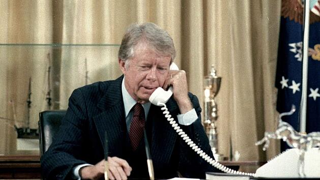 Jimmy Carter telefoniert im November 1978 aus dem Weißen Haus: 1977 unterzeichnete der fortschrittliche US-Präsident mit dem panamaischen General Torrijos einen Vertrag, der Panama die Kontrolle über den Panamakanal zurückgab.