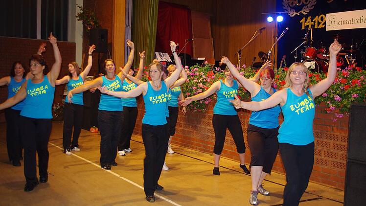 Die Zumba-Gruppe tanzte zu heißen Rhythmen.