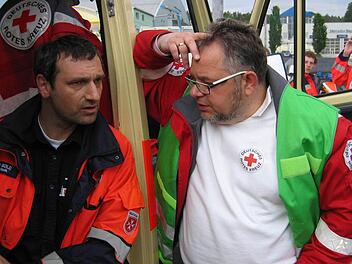 Den Leiter der Sanitätseinheit Kitzingen Roland Erhard (links) bespricht sich vor der Abfahrt ins Hochwassergebiet bei Regensburg mit dem Kollegen Joachim Gold aus Würzburg.  Foto: privat