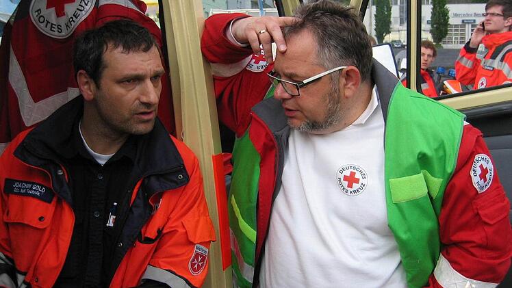 Den Leiter der Sanitätseinheit Kitzingen Roland Erhard (links) bespricht sich vor der Abfahrt ins Hochwassergebiet bei Regensburg mit dem Kollegen Joachim Gold aus Würzburg.  Foto: privat