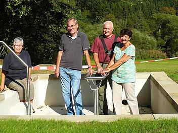 Die Arbeit ist fast getan, das neue Kneippbecken wurde von Liselotte Schieber, Helmut Schieber sowie Michael und Angelika Padberg (von links) in Augenschein genommen. Foto: Klaus-Peter Wulf