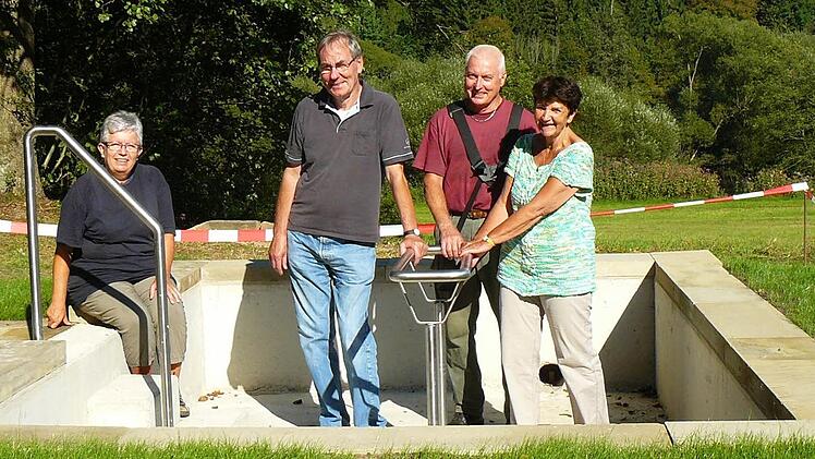 Die Arbeit ist fast getan, das neue Kneippbecken wurde von Liselotte Schieber, Helmut Schieber sowie Michael und Angelika Padberg (von links) in Augenschein genommen. Foto: Klaus-Peter Wulf