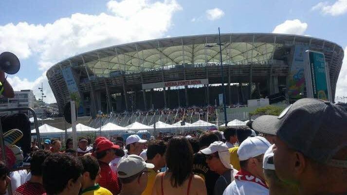 Warten auf den Einlass. Zwei Stunden vor dem Spiel tümmeln sich die Fans bereits vor der atemraubenden Kulisse am Stadion. Fotos: Frank Ortloff