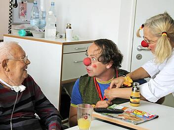 Helmut Jockel freut sich schon immer auf den Besuch der Klinik-Clowns.  Foto: Heike Beudert