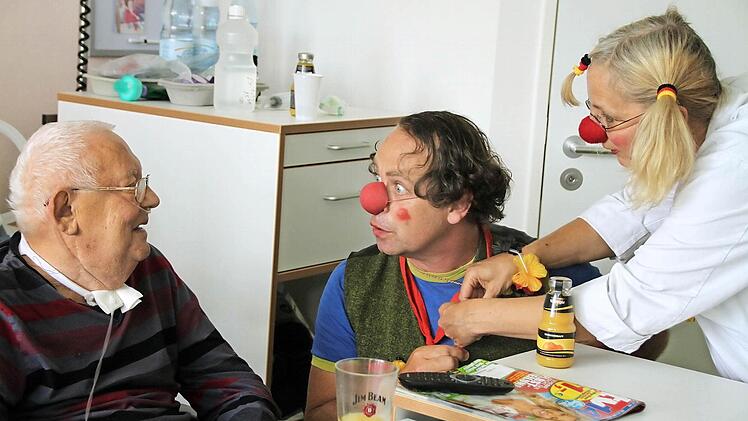 Helmut Jockel freut sich schon immer auf den Besuch der Klinik-Clowns.  Foto: Heike Beudert