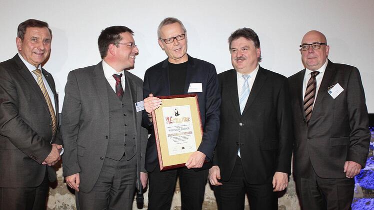 Wolfgang Sabisch (Mitte) erhielt den Johann-Georg-August-Wirth-Preis der Akademie für neue Medien. Es gratulierten (von links) Franz Brosch (vbw), Akademie-Studienleiter Thomas Nagel, Landrat und Wirth-Preisträger des Vorjahres, Klaus Peter Söllner, und Akademie-Vorsitzender Johann Pirthauer. Foto: Jochen Nützel