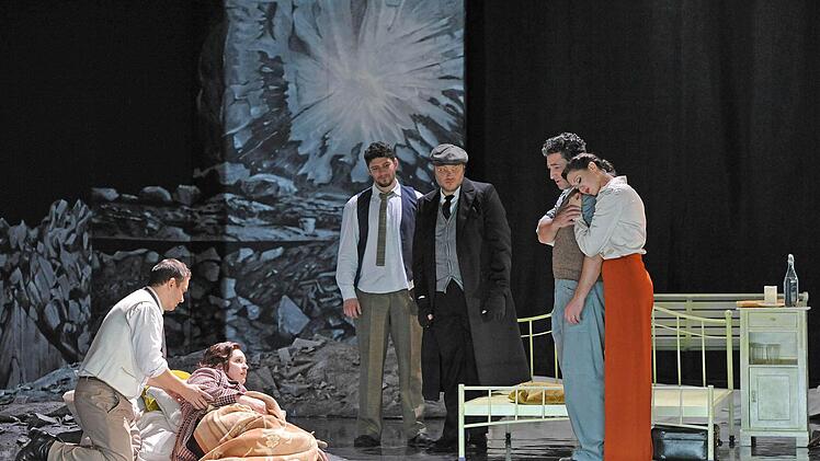 Szene aus der Wiederaufnahme von "La Bohème" in Coburg. Foto: Andrea Kremper